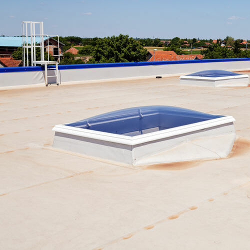 Flat roof with skylight and hydro insulation membranes