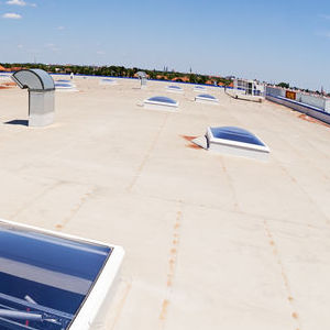 Flat roof with skylight and hydro insulation membranes